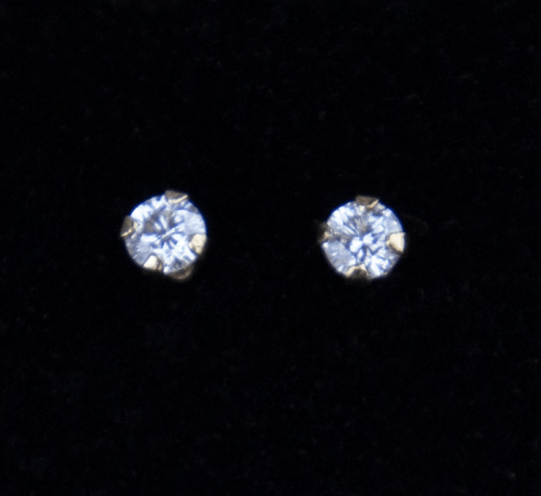 Stud diamonds earrings